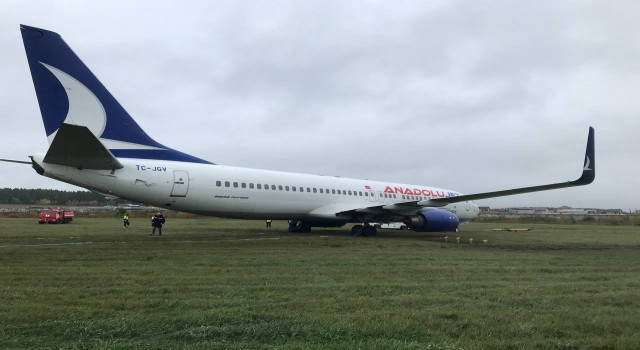 Antalya'dan havalanan Anadolu Jet inişi sırasında zemine çakıldı