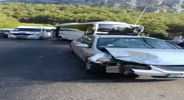Antalyada 12 araç birbirine girdi: 2 yaralı