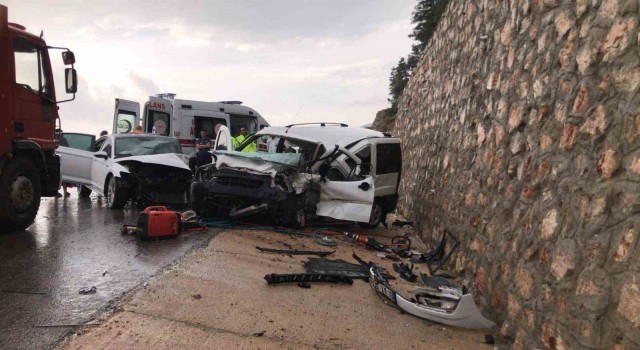 Antalyada iki araç kafa kafaya çarpıştı: 1 ölü, 6 yaralı