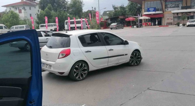 Antalyada otomobil motosikletle çarpıştı: 2 yaralı