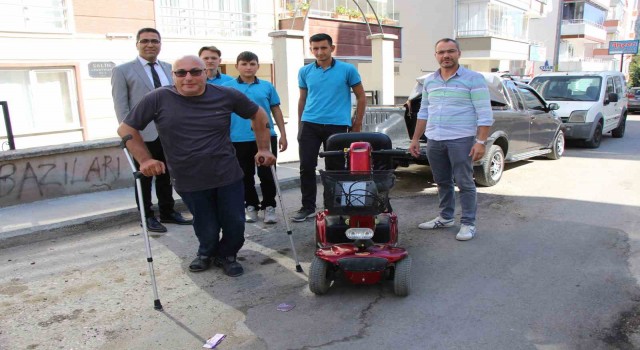 Arızalanan engelli aracını öğretmen ve öğrenciler tamir etti