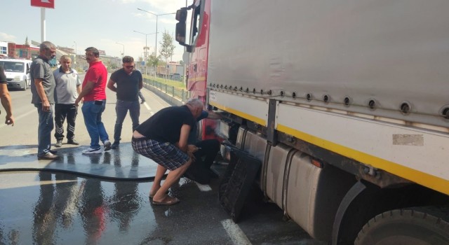 Aşkalede tırdaki yangın esnafın dikkati sonucu önlendi