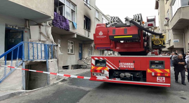 Avcılarda daire yangınında 3ü çocuk 8 kişi kurtarıldı