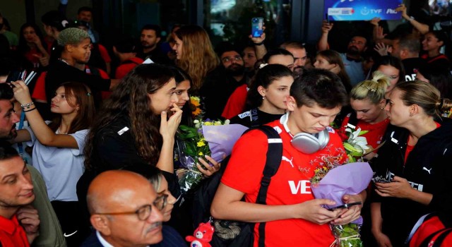 Avrupa şampiyonu Filenin Sultanları, Türkiyeye döndü