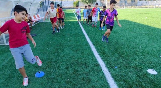 Aydında çocuklar hem eğleniyor hem sporu seviyor