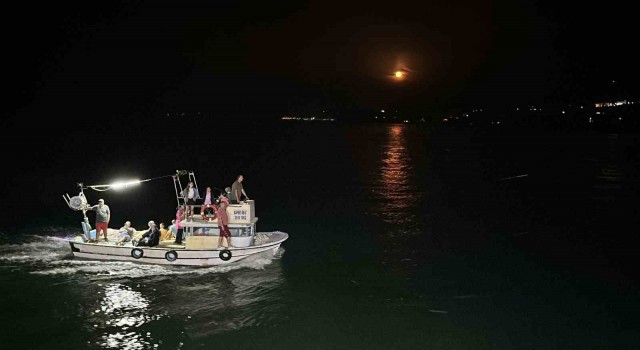 Balıkçılar dolunay eşliğinde “vira bismillah” dedi