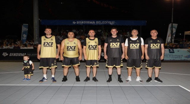 Bandırma Belediye Başkanı Tolga Tosun, basketbol oynadı
