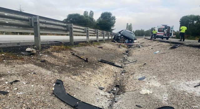 Bariyerlere çarpan hafif ticari araçta 24 yaşındaki genç yaşamını yitirdi
