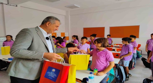 Başkan Elbi, öğrenciler ile bir araya gelerek hediyeler dağıttı