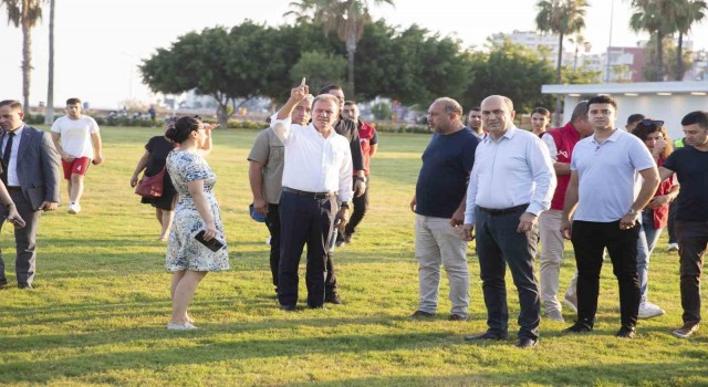 Başkan Seçer, sahilde açılışı için gün sayan yapıları inceledi