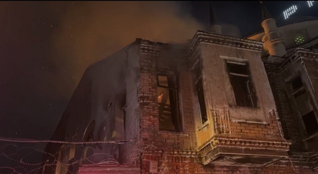 Beyoğlunda 2 katlı metruk bina alev alev yandı