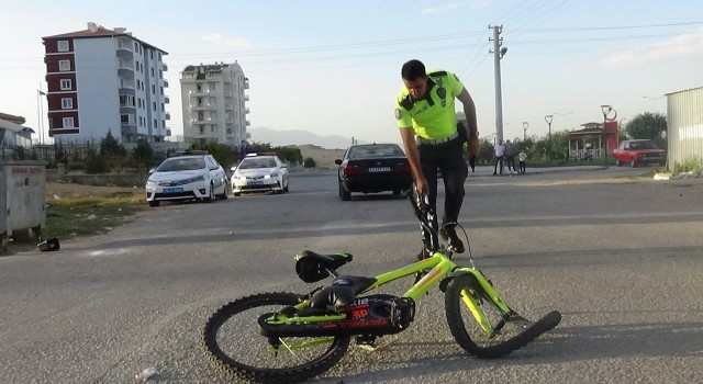 Bisikleti ile otomobile çarpan çocuk yaralandı