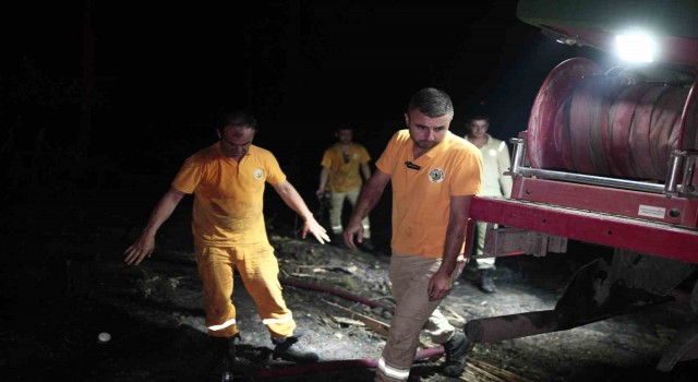 Bursada çıkan orman yangınına gece saatlerinde müdahale sürüyor