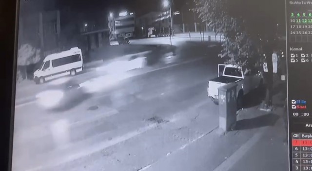 Bursada iki aracın kafa kafaya çarpıştığı anlar kamerada