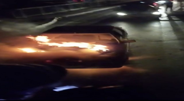 Bursada seyir halindeki otomobil alev alev yandı
