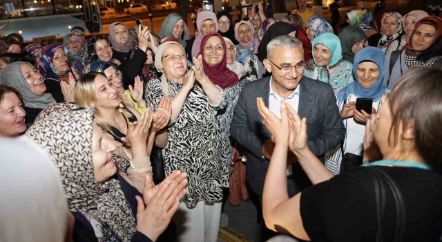 Bursaya giden kadınlar, şehre dönüşte Belediye Başkanı Alim Işık tarafından karşıladı