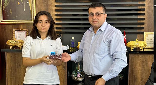 Bursluluk sınavı Türkiye birincisi Başkan Daşöz tarafından ödüllendirildi