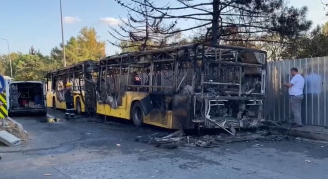 Büyükçekmecede İETT otobüsü alev alev yandı