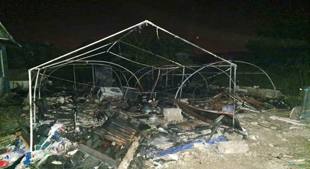 Çadırı alevlere teslim olan depremzede aileye devletin şefkat eli