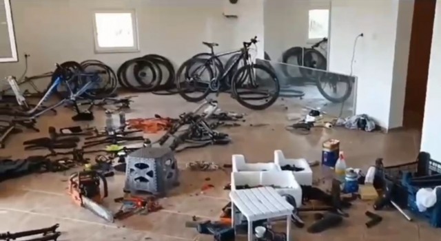 Çalıntı bisikletlerin rengini ve parçalarını değiştirip satmaya çalışırken yakalandılar