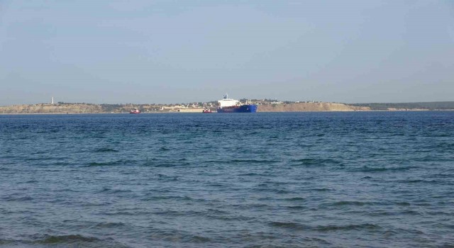 Çanakkale Boğazında makine arızası giderilen tanker Bozcaada demir sahasına götürüldü