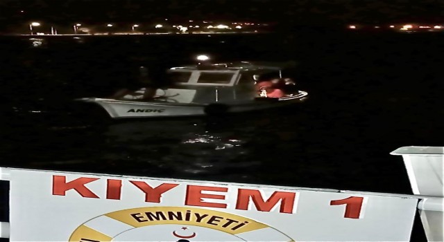 Çanakkale Boğazında sürüklenen tekne kurtarıldı