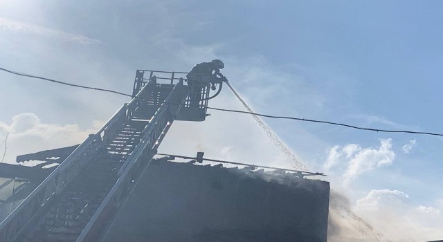 Çatı yangını 7 eve sirayet etti, ekipler seferber oldu
