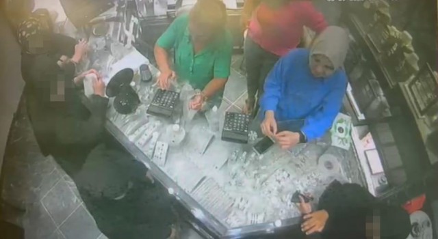 Çocukları hırsızlığa alet ettiler: Kaşla göz arasında 60 bin TLlik yüzükler böyle çalındı