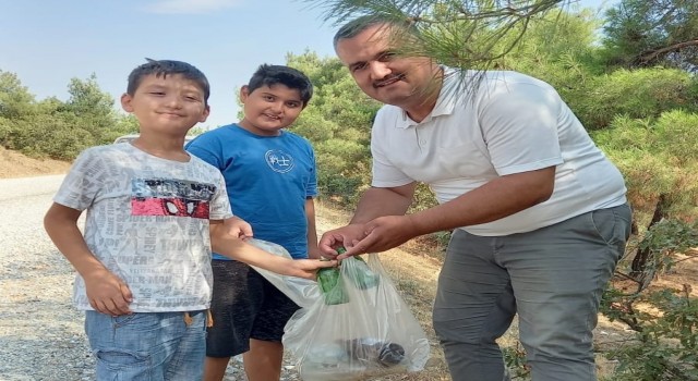Çocuklarıyla birlikte orman yolunu temizledi