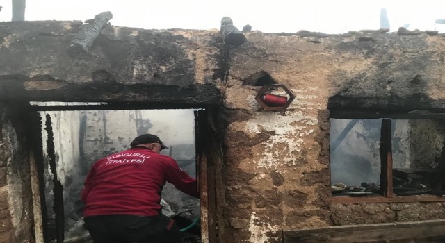 Çorumda alevlere teslim olan ev küle döndü