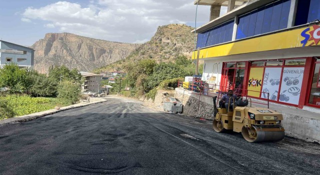 Çukurcada yol asfaltlama çalışması