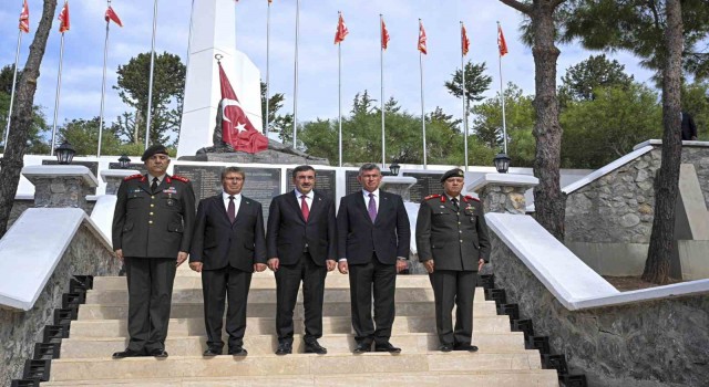Cumhurbaşkanı Yardımcısı Yılmaz, Boğaz Şehitliğini ziyaret etti