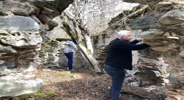 Definecilerin talan ettiği kale ve hamam yok oluyor