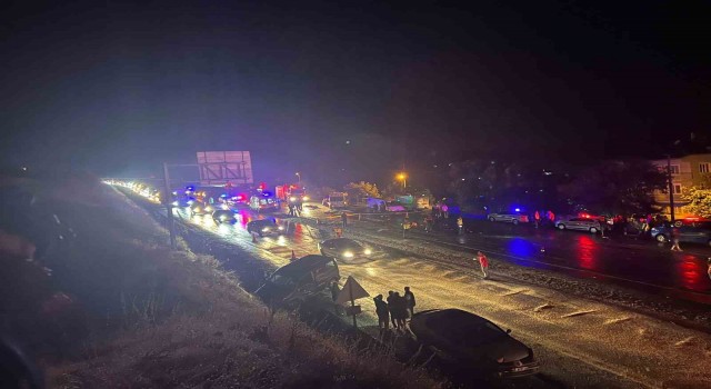 Denizlide otobüs, minibüs ve çok sayıda araç zincirleme kazaya karıştı: 3 ölü, 50 yaralı