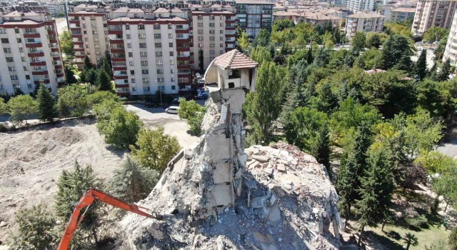 Depremin en dikkat çeken görüntüsü Elazığdan: 8 katlı bina yıkıldı, çatısı tek kolon üzerinde kaldı