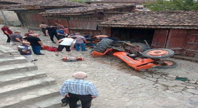 Devrilen traktörün altında kalan sürücü hastanede öldü