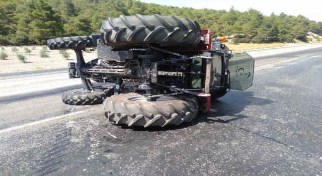 Devrilen traktörün sürücüsü kazayı ucuz atlattı
