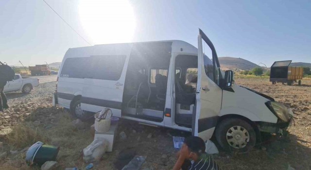Diyarbakırda minibüs ile traktör çarpıştı: 2si ağır 20 yaralı