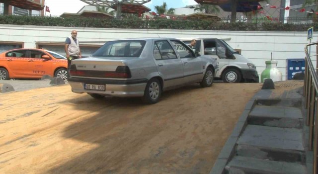 Dönerci sahibi içeri sızan yağları caddeye boşaltınca ilginç görüntüler ortaya çıktı