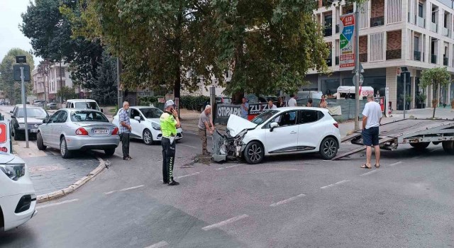 Düzcede iki otomobil çarpıştı: 2 yaralı