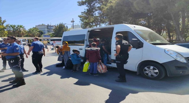 Düzensiz göçmenlerin cevabı polisi bile şaşırttı: Düğüne katılmak için geldik