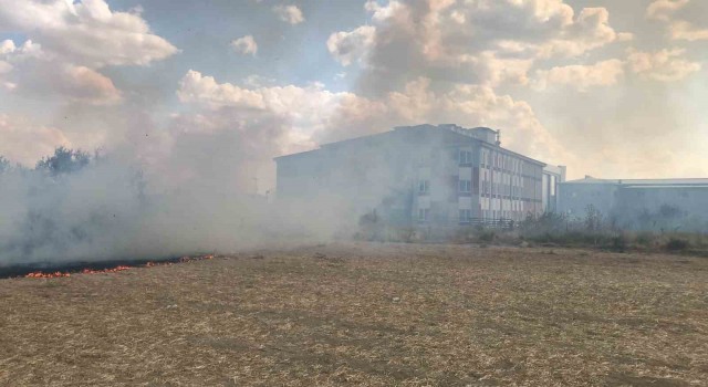 Edirnede anız yangını okula ve otoparka sıçramadan söndürüldü