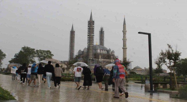 Edirnede sıcak hava yerini yağmura bıraktı