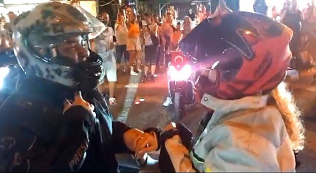 Edremitte motor tutkunu genç, kız arkadaşına meydanda evlilik teklif etti