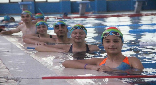 Elazığlı sporcular, şampiyonluk için kulaç atıyor