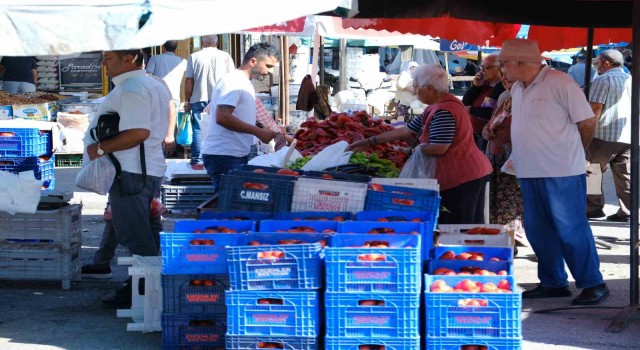 Erzincanda salçalık domates ve biberler tezgahlarda