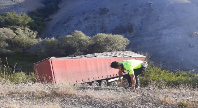 Erzincanda tır şarampole uçtu