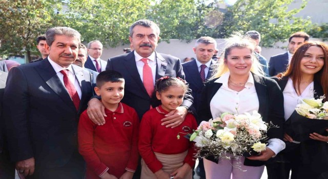 Esenlerde geri dönüşümden elde edilen defterler öğrencilere dağıtıldı