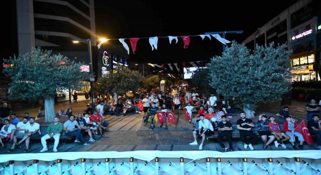 Esenyurtlular Türkiye-Sırbistan maçını dev ekranda izledi