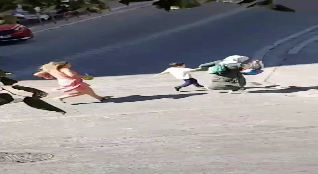 Esenyurtta yoldan geçenlere saldıran kadın kameralara yansıdı